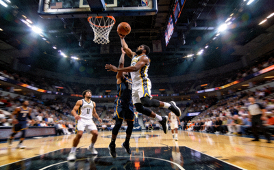 篮球NBA赛场 球员突破上篮